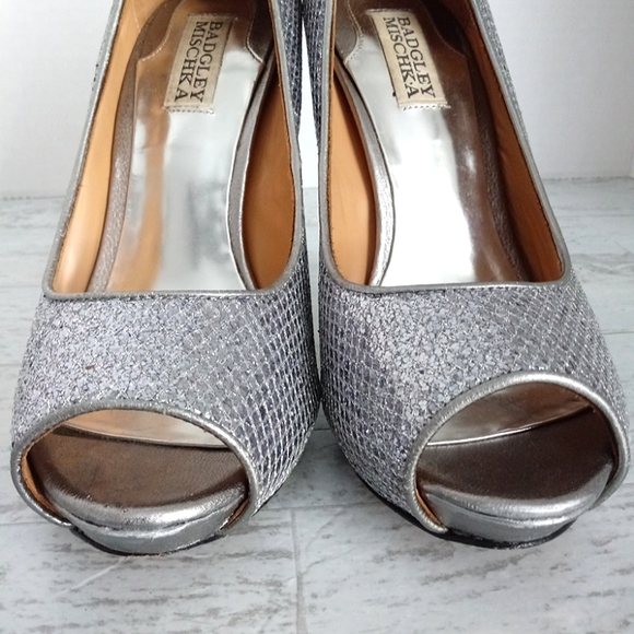 Excellent Used Pair Of Badgley Mischka Humbie II Silver Peep Toe Heels Size 7.5 - Picture 3 of 7